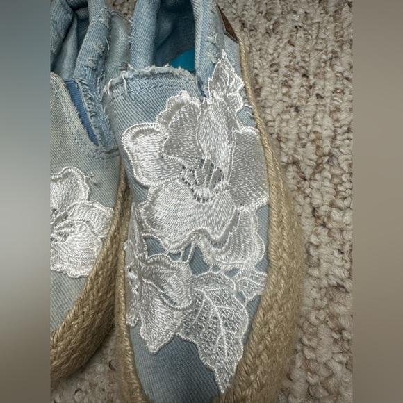 Blowfish Blue Espadrille Slip-On Shoes with White Floral Design, size 6 - Picture 2 of 5